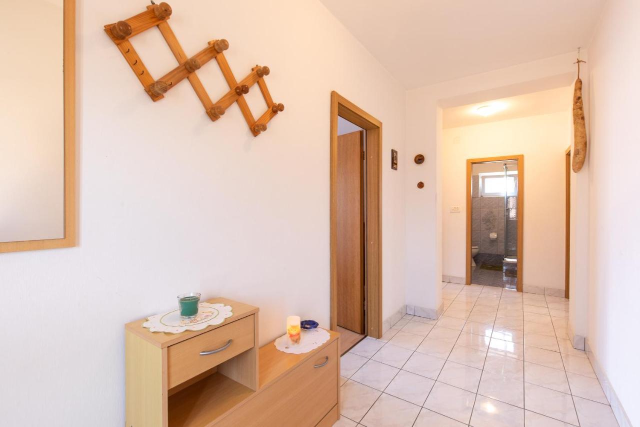 2-Bedroom Krk Apartment - Near Krk Beaches & Town! Крк Экстерьер фото